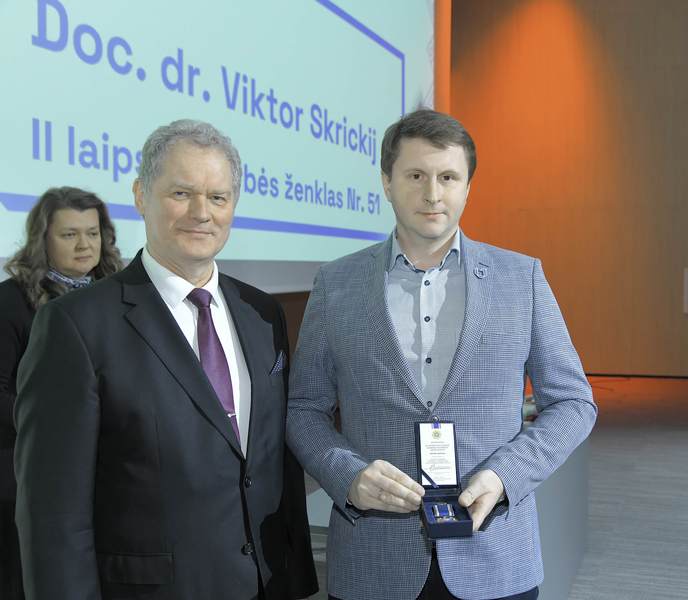 doc. dr. Viktor Skrickij apdovanotas universiteto II laipsnio garbės ženklu